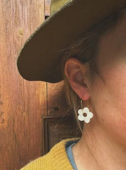 BOUCLE D'OR Flower Hoop Earrings - Ivory